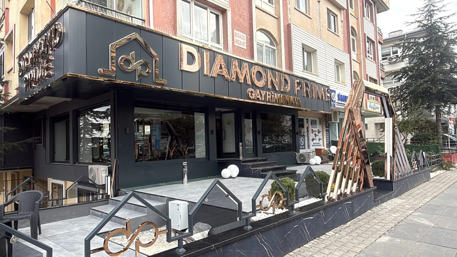 Diamond Prime Gayrimenkul ofisinin Doğukent Caddesi’ndeki vitrini